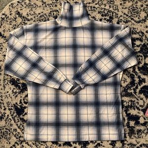 Corner stone turtle neck